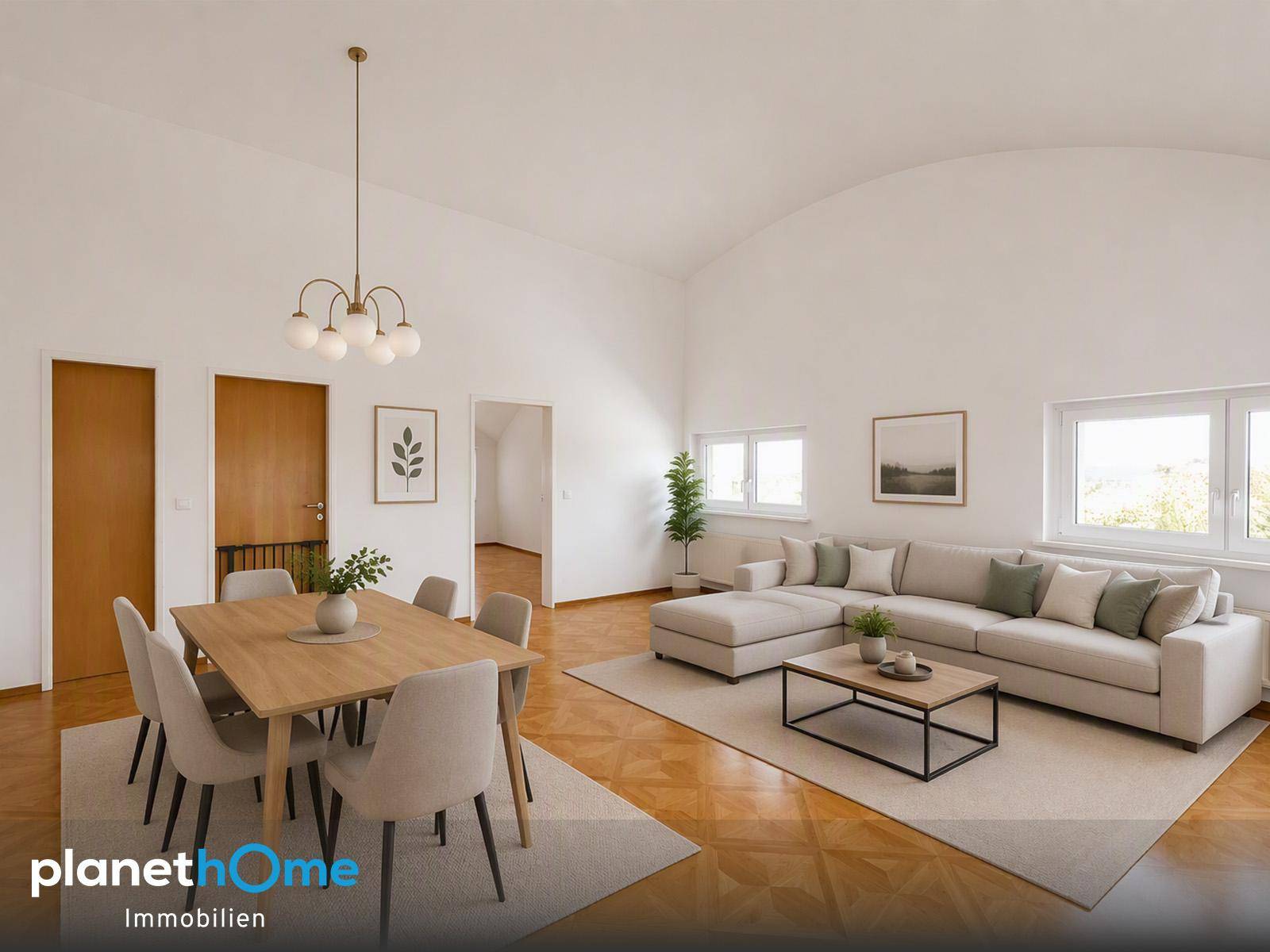 Geräumiges Wohn-Esszimmer mit stilvoller Einrichtung, Parkettboden und großen Fenstern.