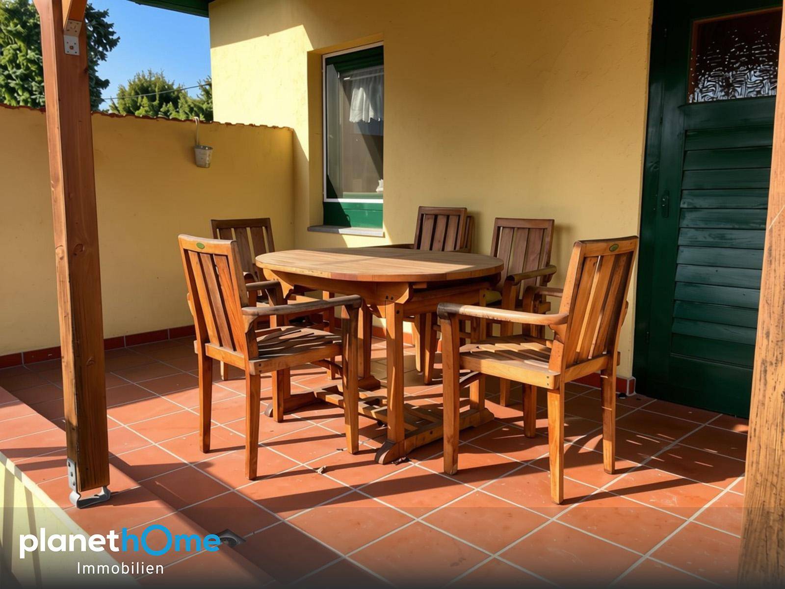 Überdachte Terrasse mit Terrakotta-Fliesen und rustikalen Holzmöbeln für entspannte Stunden im Freien.