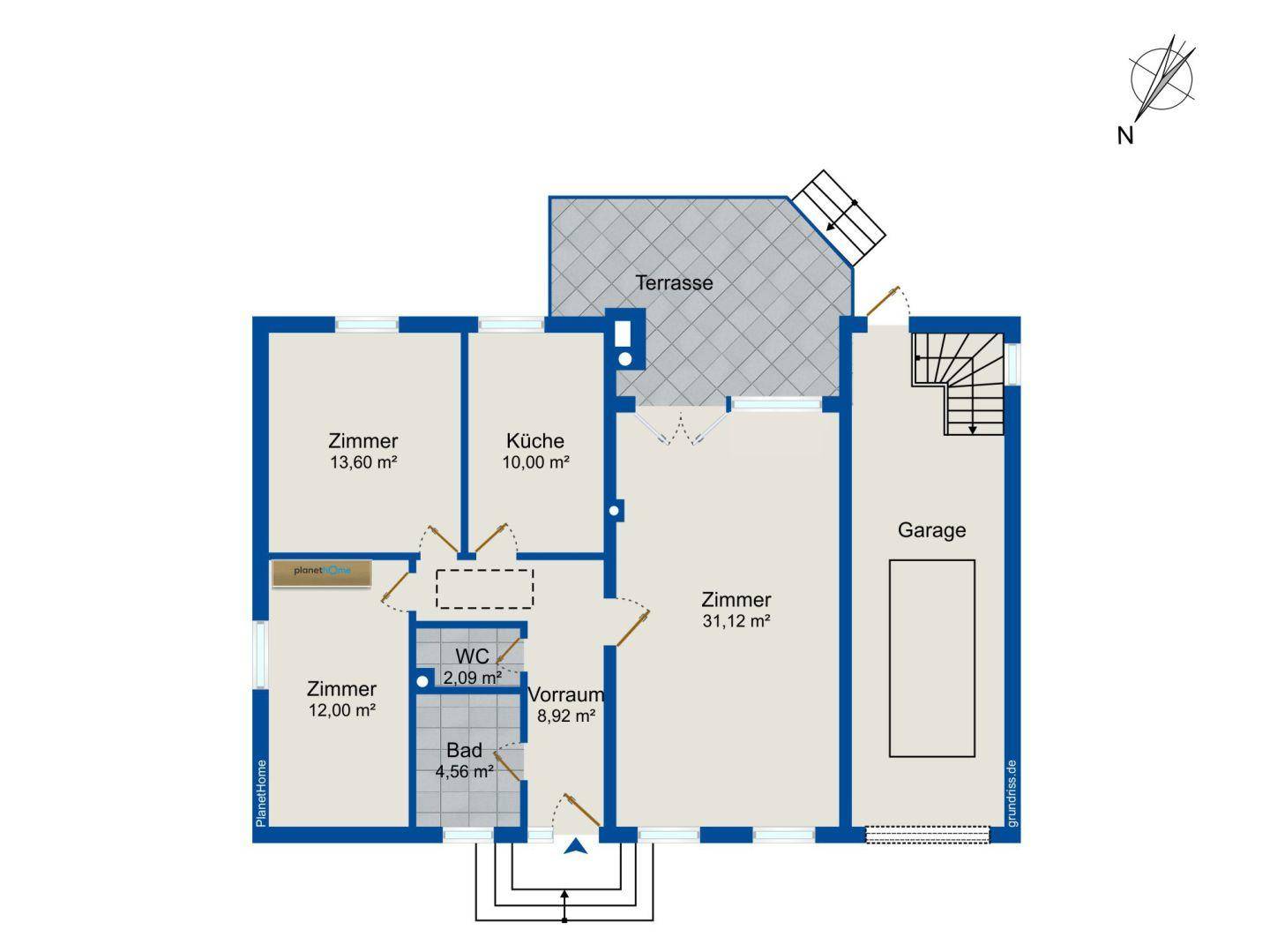 Grundriss des Erdgeschosses mit Zimmern, Küche, WC, Bad und Garage.