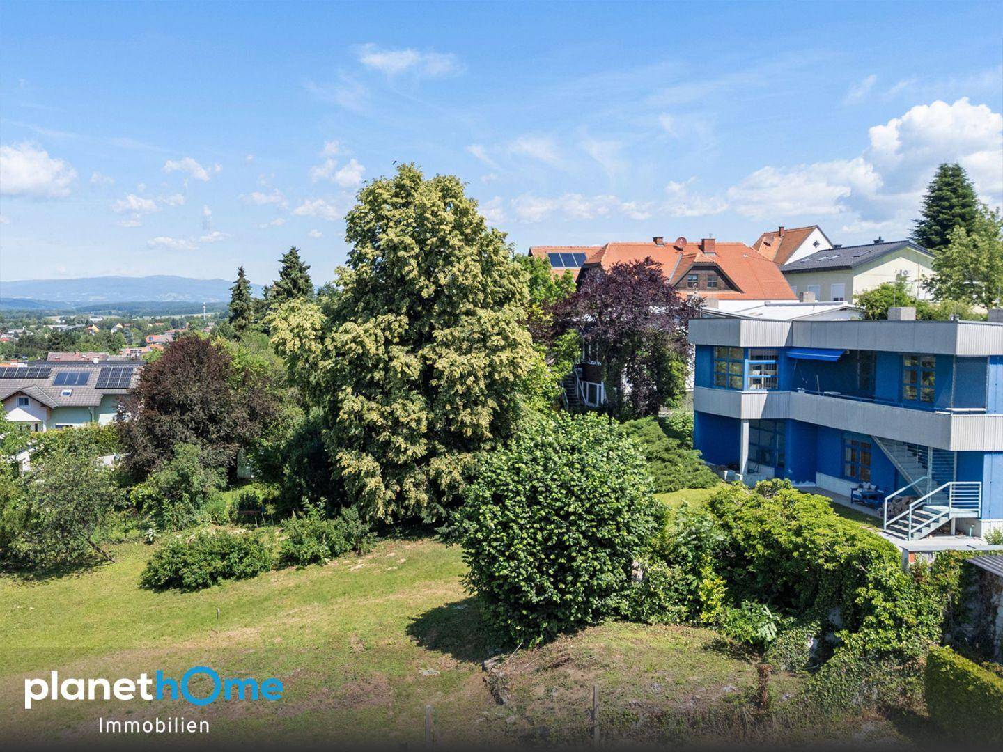 Großer Garten mit altem Baumbestand und weitem Blick über die Landschaft.