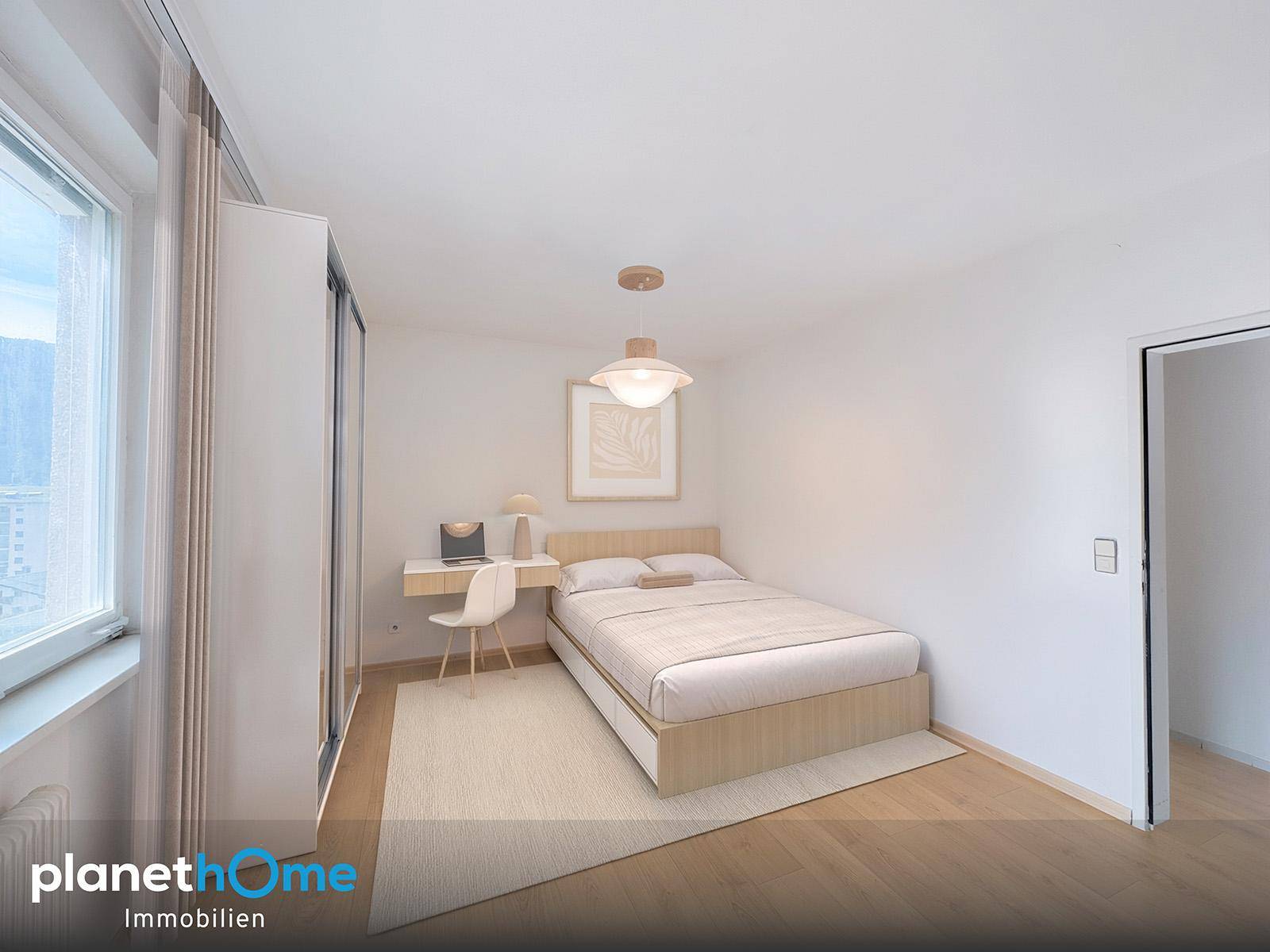 Virtuell möbliertes Schlafzimmer mit hellem Holzboden, Schreibtisch und modernem Bett.
