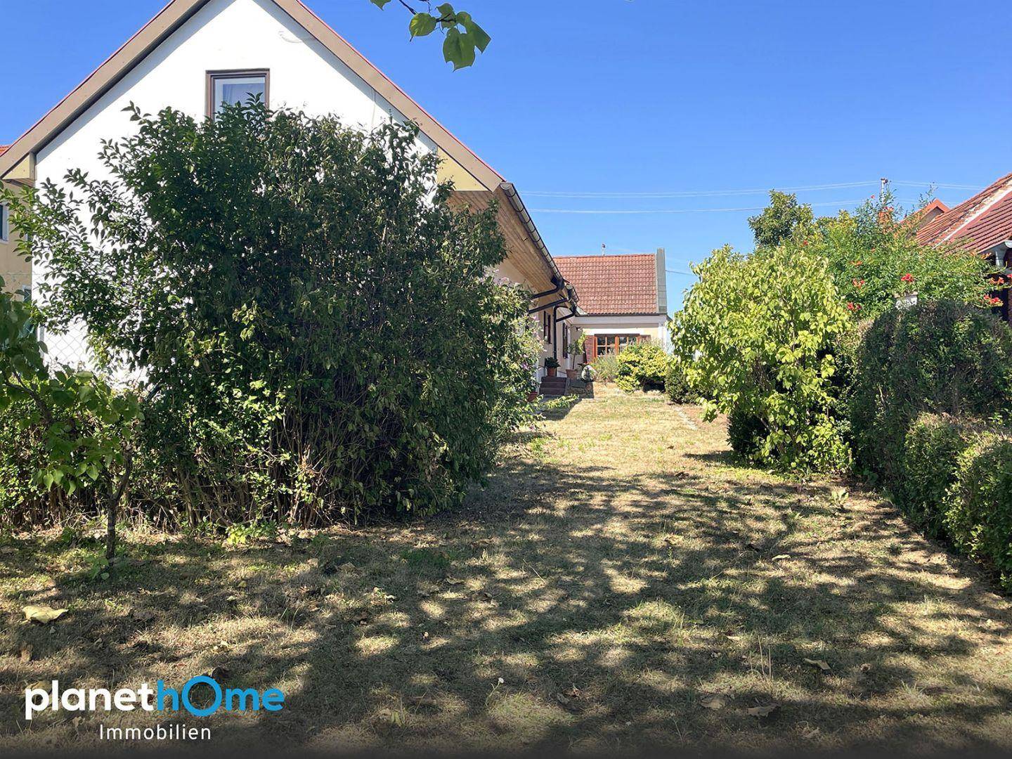 Gepflegter Gartenbereich mit Rasenfläche und Hecken, bietet viel Grün und Privatsphäre.
