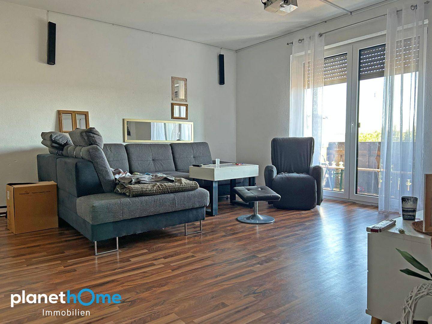 Wohnzimmer mit Balkon