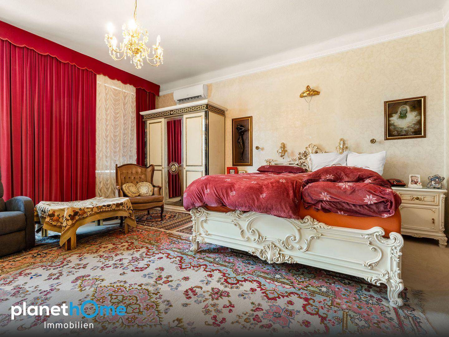 Geräumiges Schlafzimmer mit opulentem Bett, Klimaanlage und traditioneller Dekoration.
