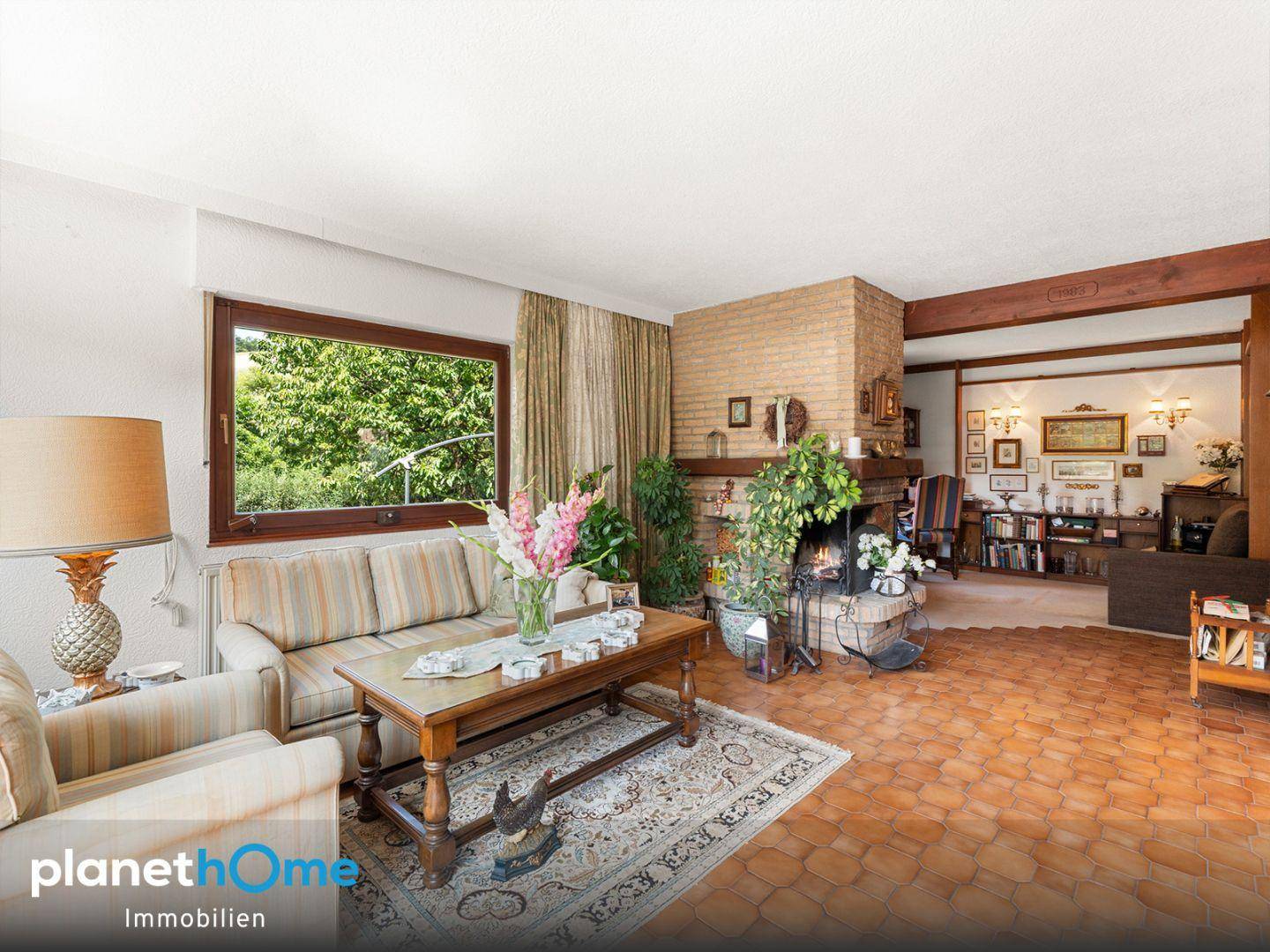 Geräumiges Wohnzimmer mit bequemen Sofas, Couchtisch und Blick auf den Kaminbereich.