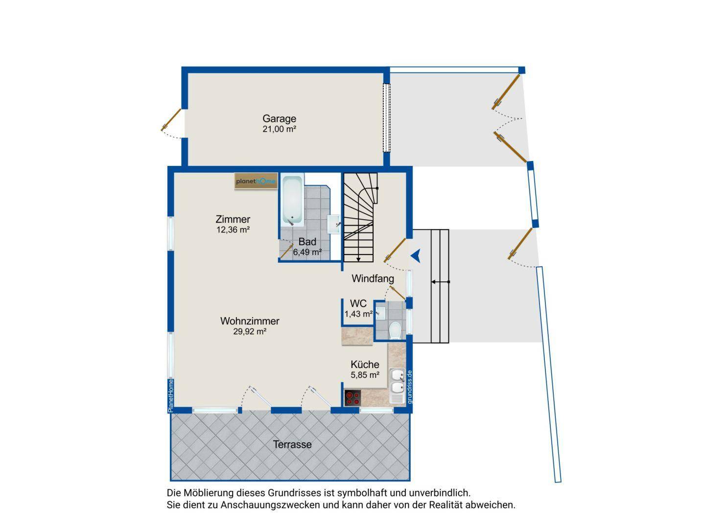 Grundriss des Erdgeschosses mit Garage, Wohnzimmer, Küche, Bad, WC und Terrasse.