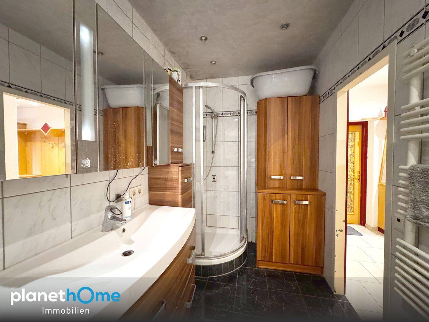 Badezimmer mit Dusche