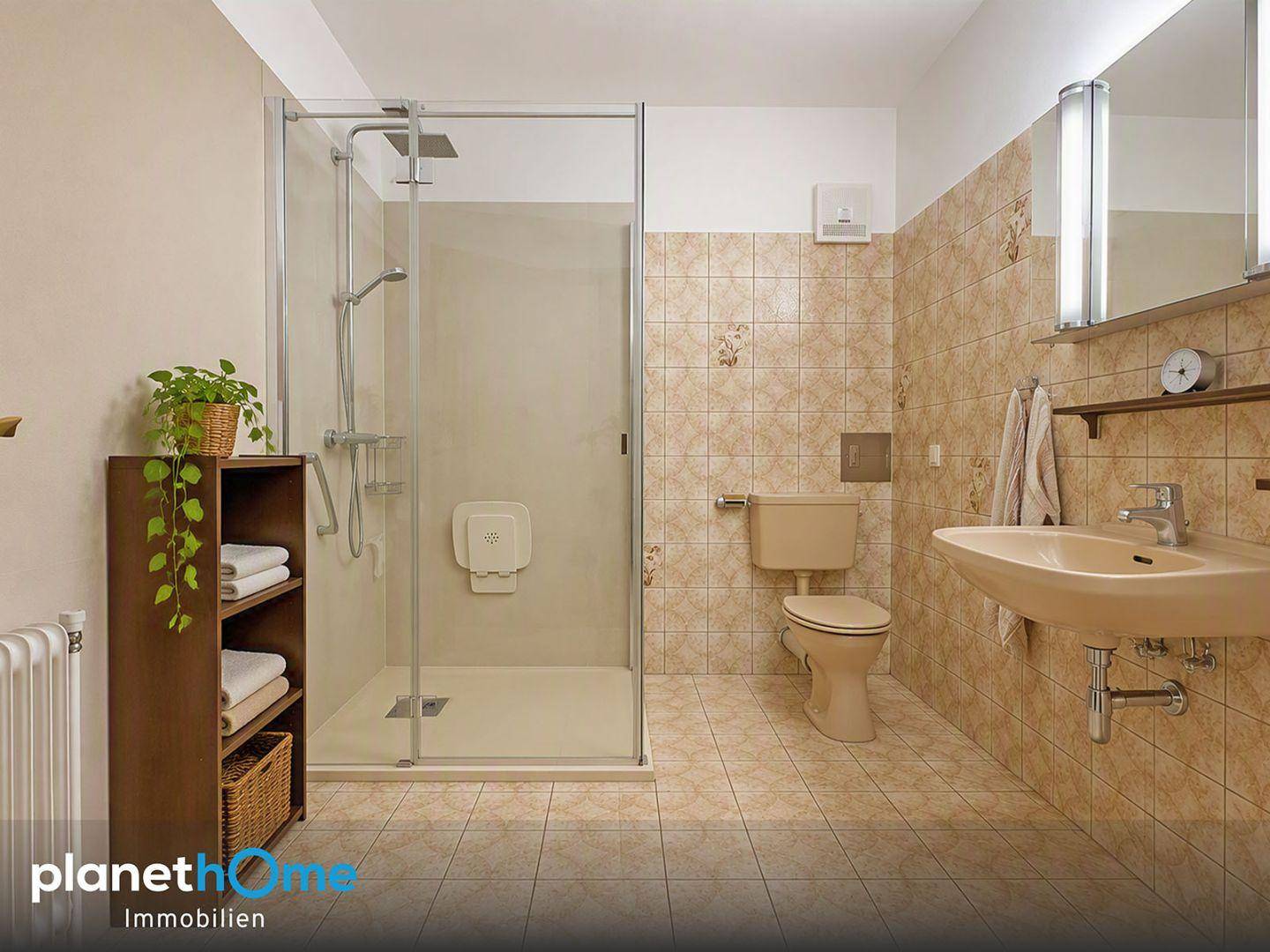 Badezimmer mit beigen Fliesen, Duschkabine, WC und Waschbecken in klassischem Stil.