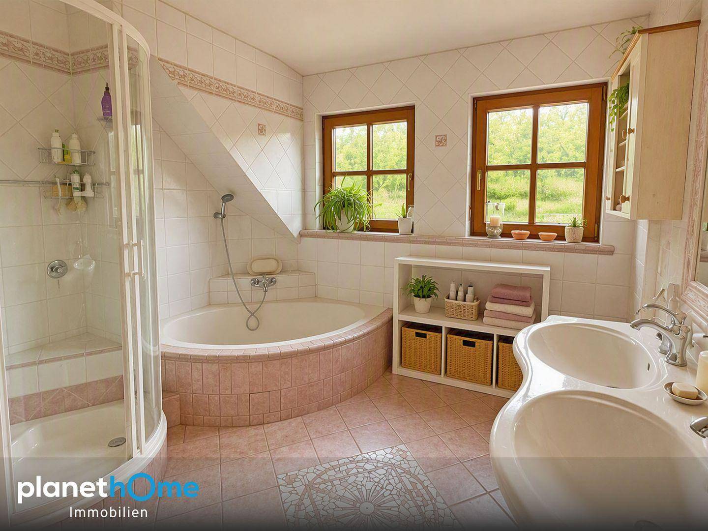 Helles Badezimmer mit Eckbadewanne, Duschkabine, Doppelwaschbecken und zwei Fenstern.