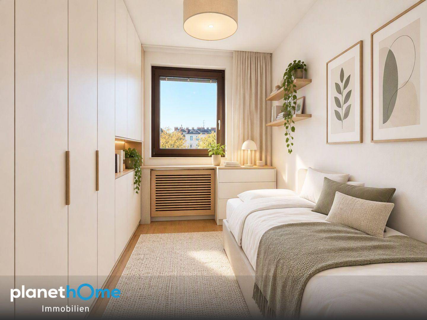 Helles, modern eingerichtetes Schlafzimmer mit Einbauschränken und großem Fenster.