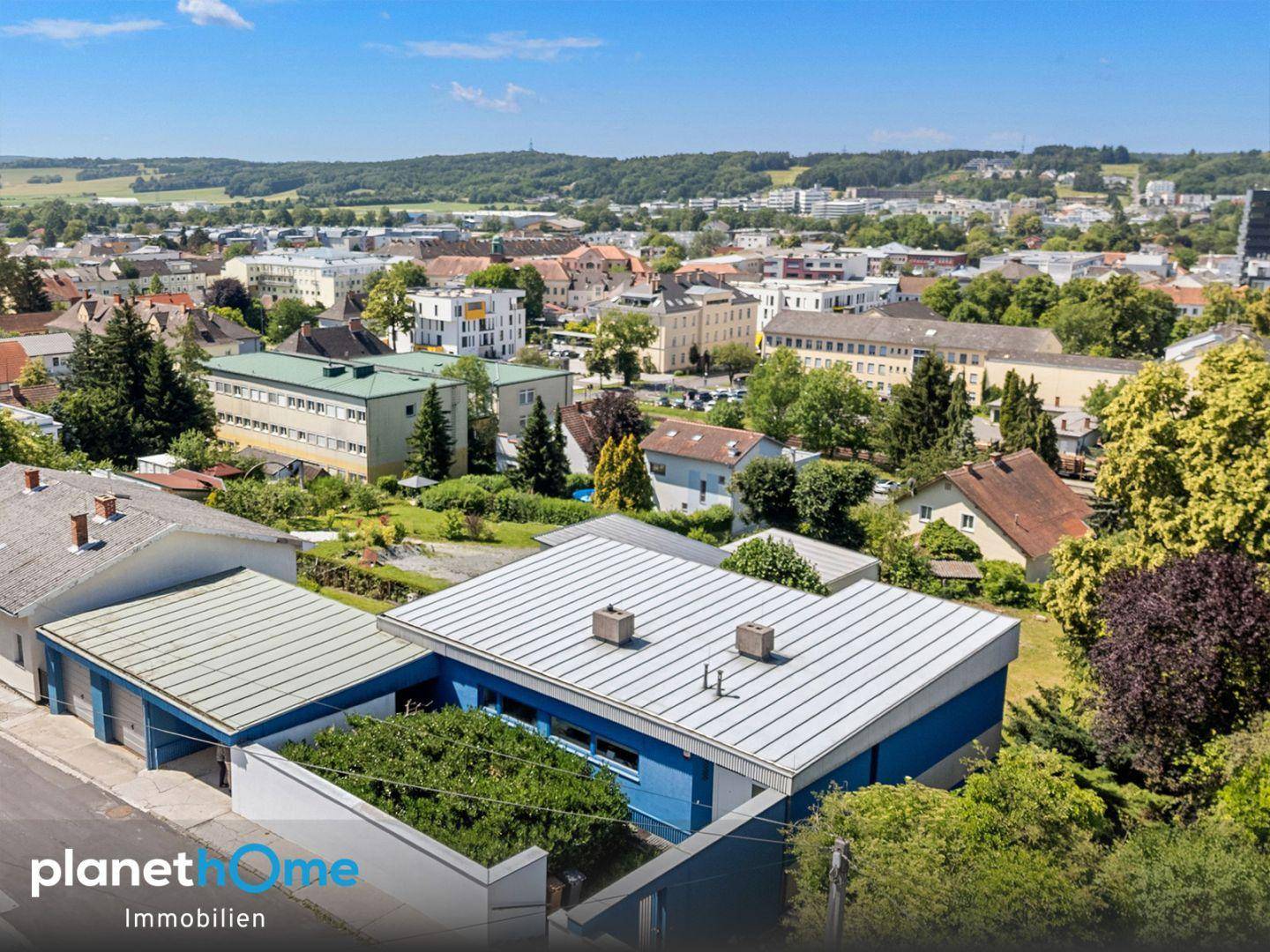 Dachansicht des Gebäudes mit weitem Blick über die umliegende Stadt und Landschaft.