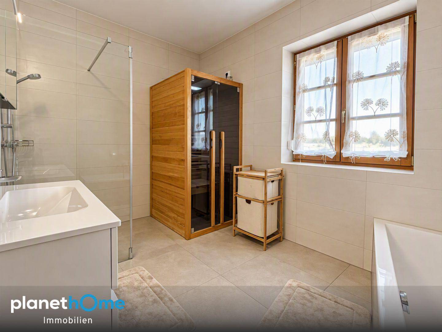 Modernes Badezimmer mit Dusche, Badewanne, Sauna und Fenster.
