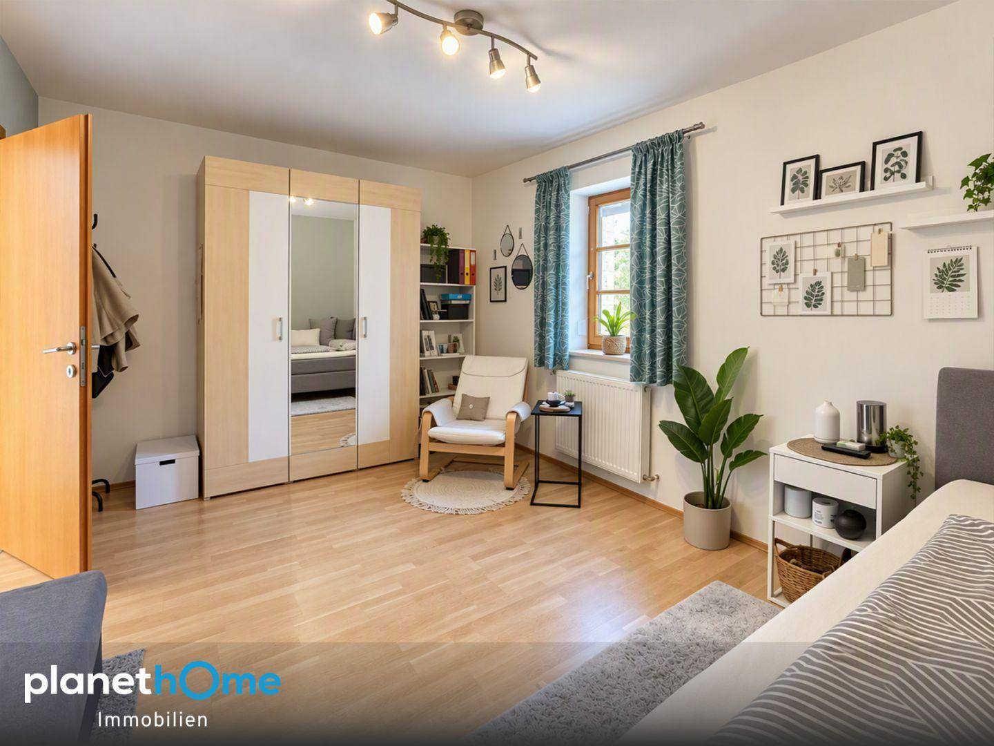 Geräumiges Schlafzimmer mit Holzboden, Kleiderschrank und Fenster mit Blick ins Grüne.