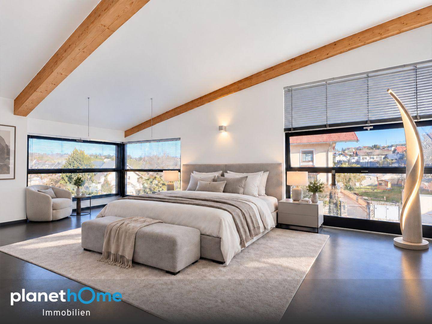 Modernes Schlafzimmer mit dunklem Boden, Holzbalken und großen Fenstern für viel Tageslicht.