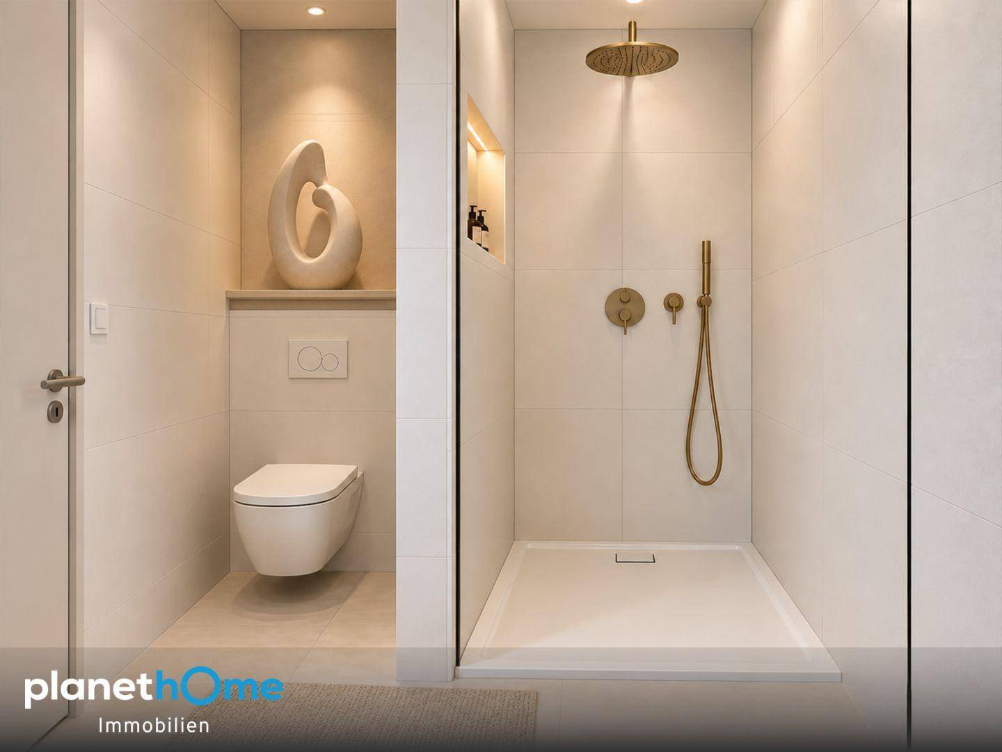 Modernes Badezimmer mit ebenerdiger Dusche, Wand-WC und stilvollen Armaturen in Gold.
