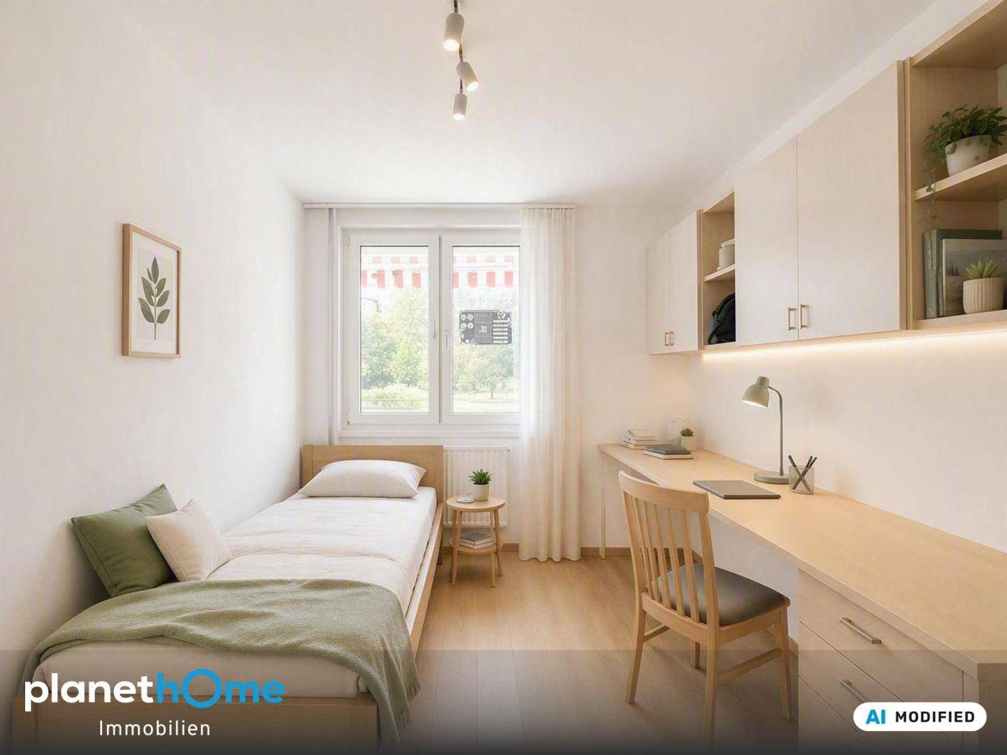 Helles Schlafzimmer oder Arbeitszimmer mit Einzelbett, Schreibtisch und praktischen Wandschränken.