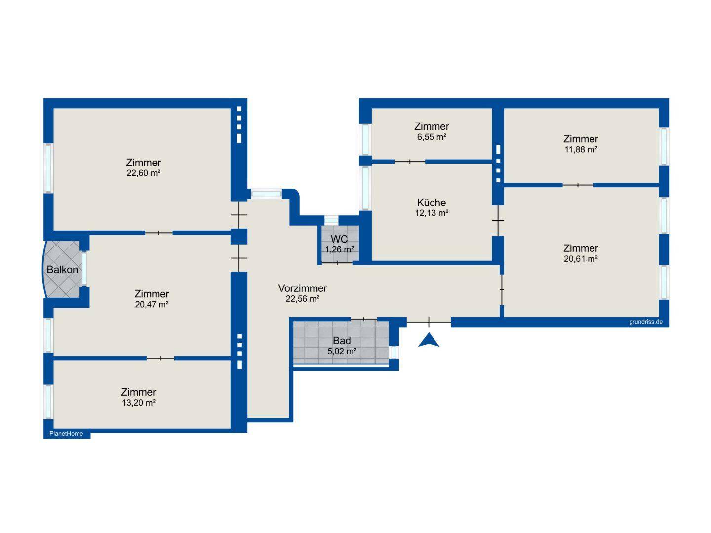 Grundriss einer Wohnung mit Balkon, mehreren Zimmern, Bad und WC.