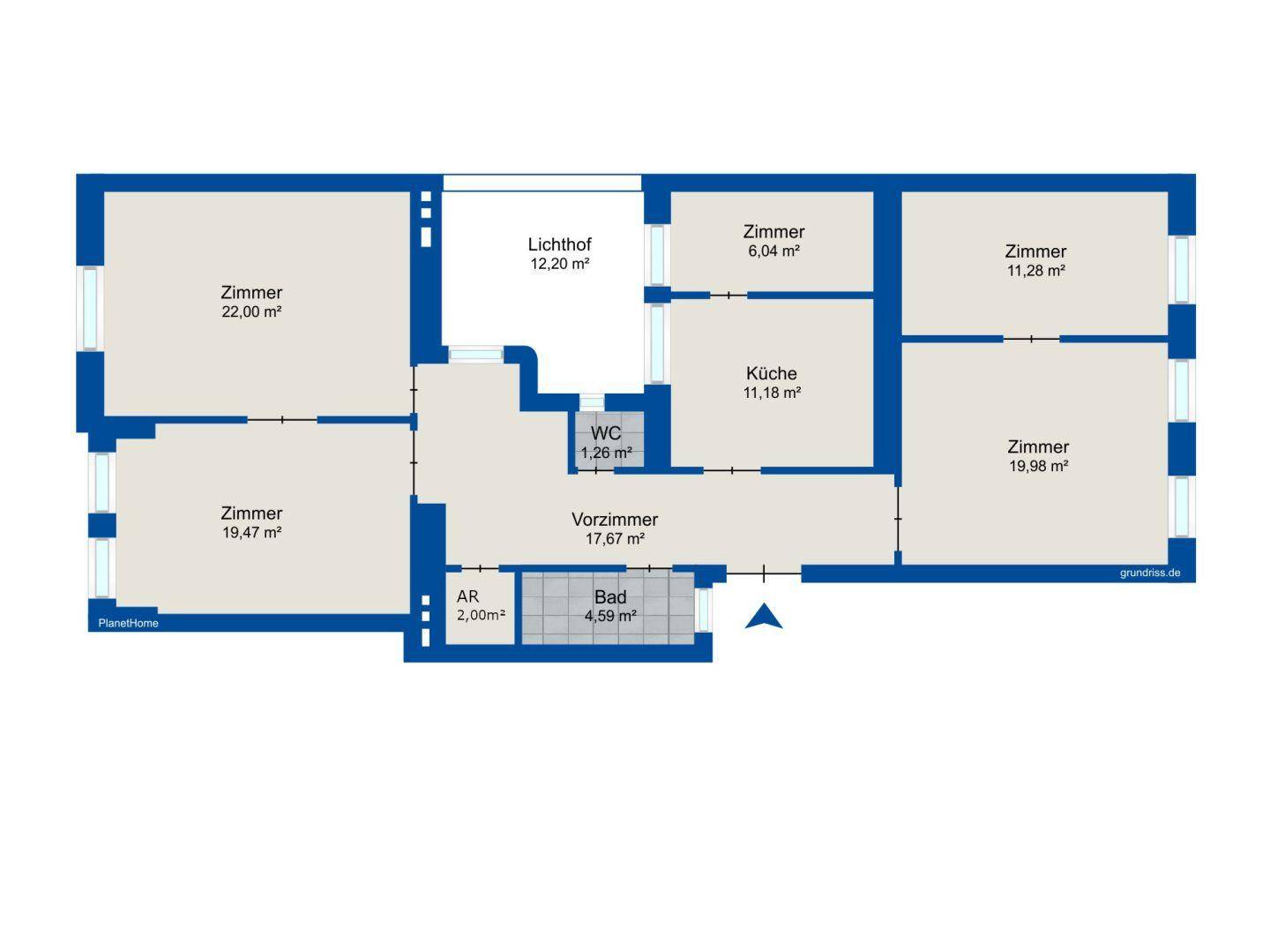 Grundriss einer Wohnung mit mehreren Zimmern, Bad, WC und Lichthof.