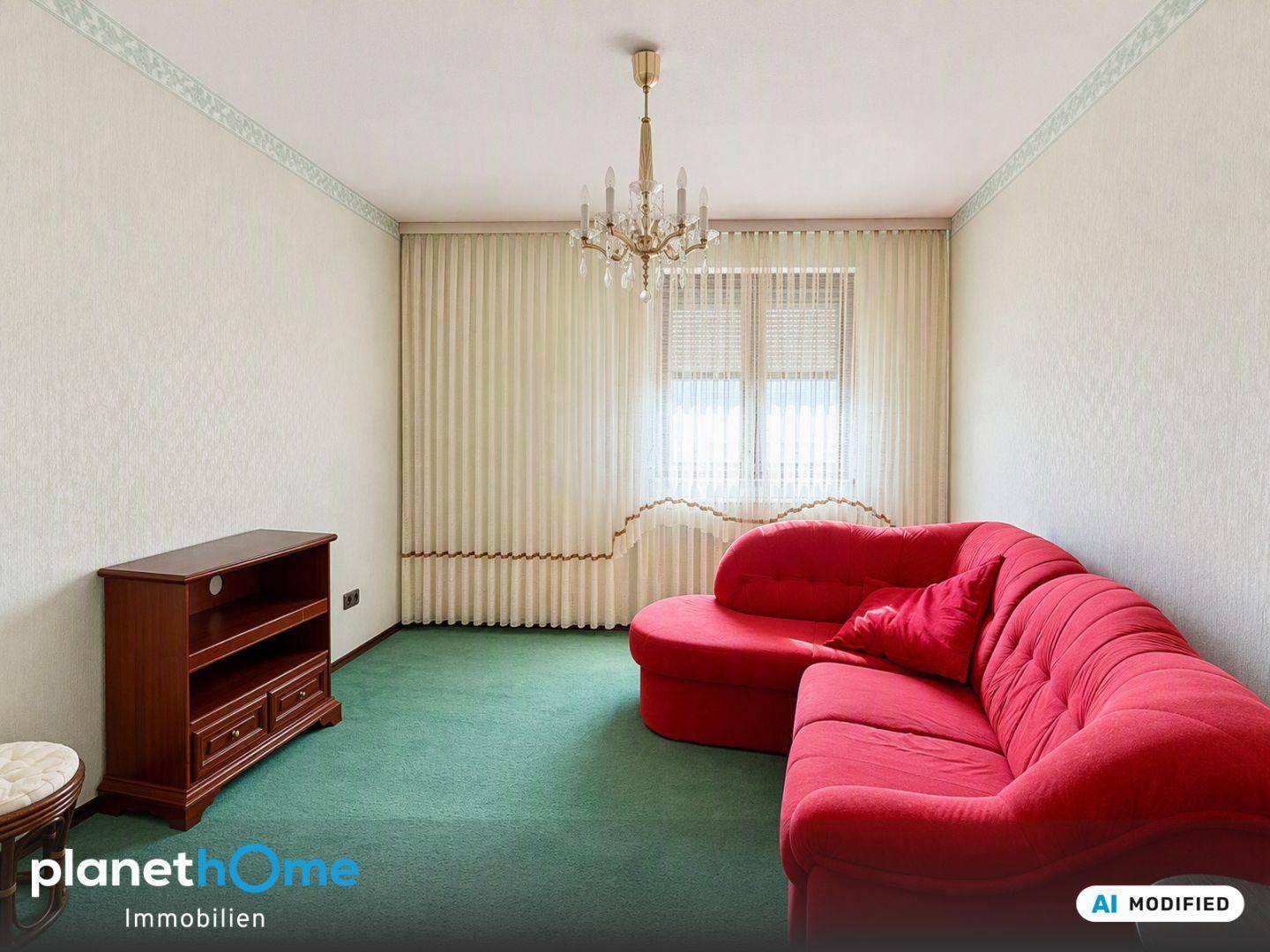 Gemütliches Wohnzimmer mit rotem Sofa, Teppichboden und klassischem Kronleuchter.