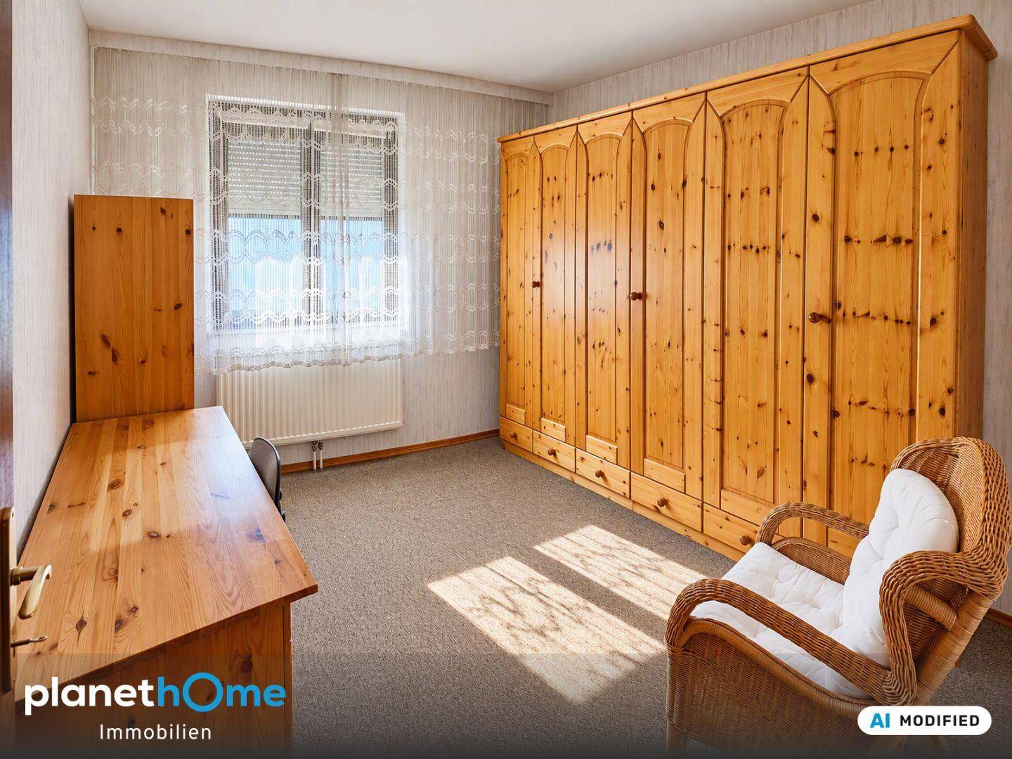 Schlafzimmer mit hellem Teppichboden, großem Holzschrank und viel Tageslicht.