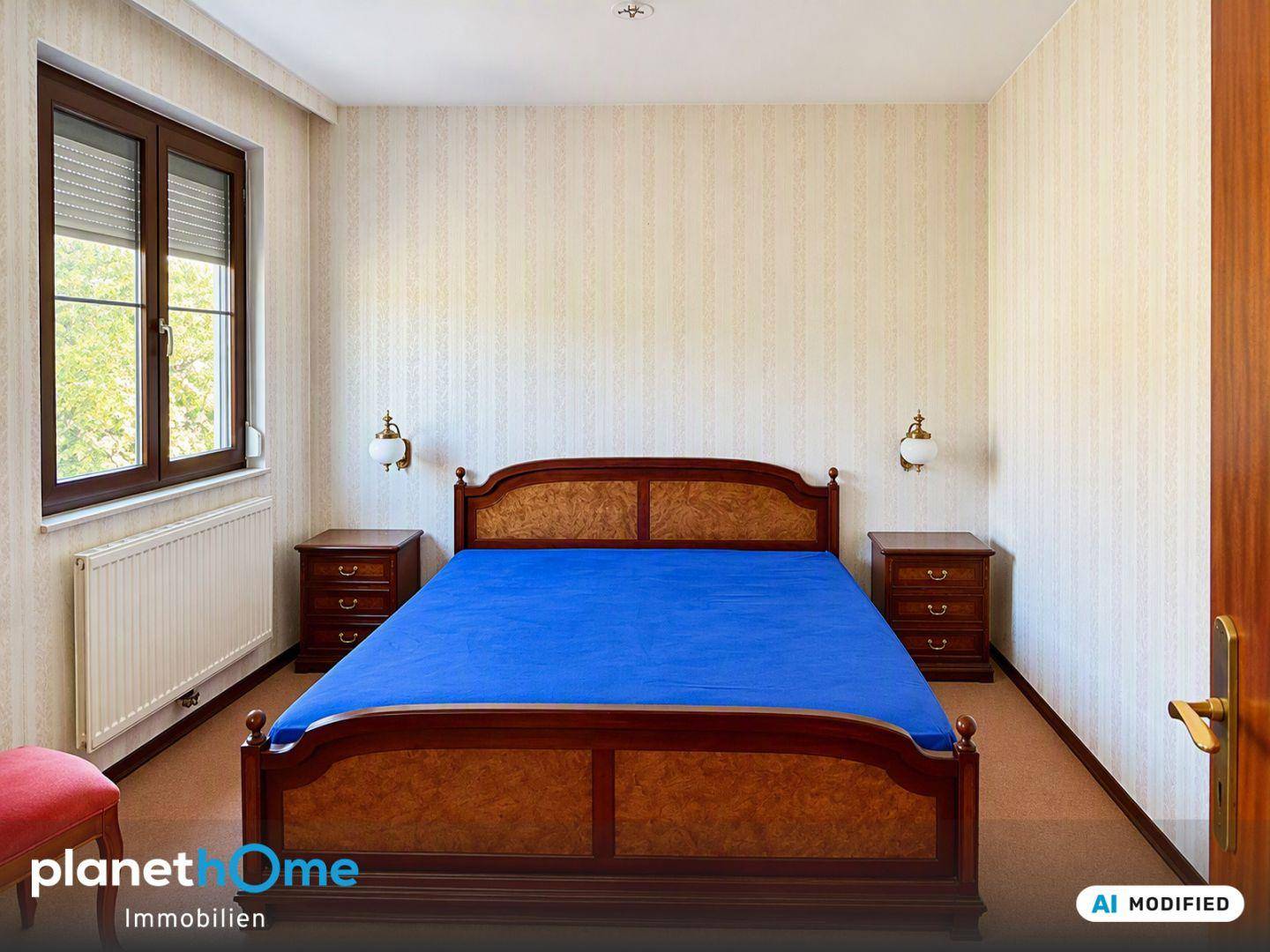 Schlafzimmer mit Doppelbett, Nachttischen und Fenster mit Blick ins Grüne.