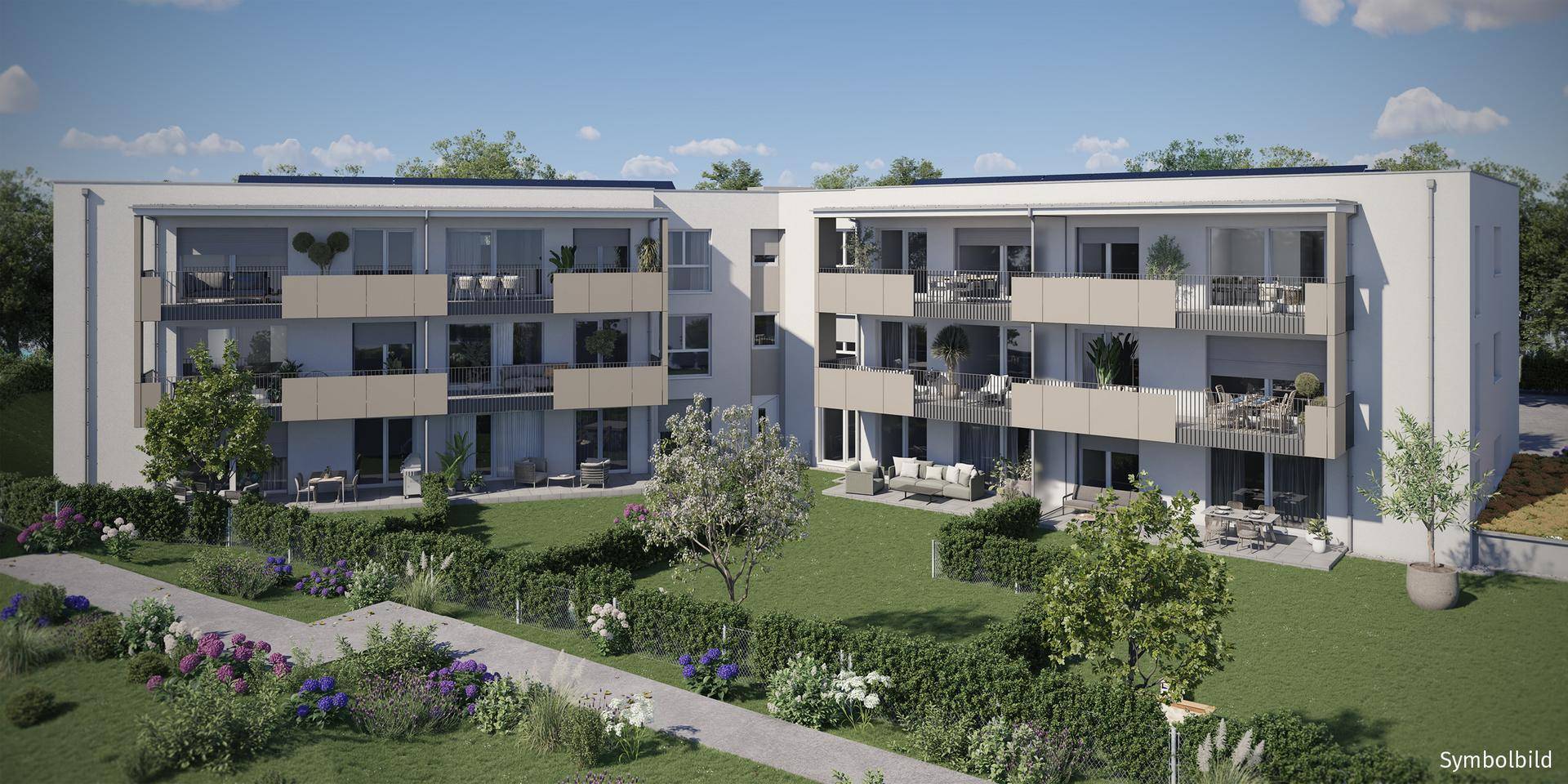 Moderne Wohnanlage mit mehreren Balkonen, Terrassen und weitläufigen Grünflächen in sonniger Lage.