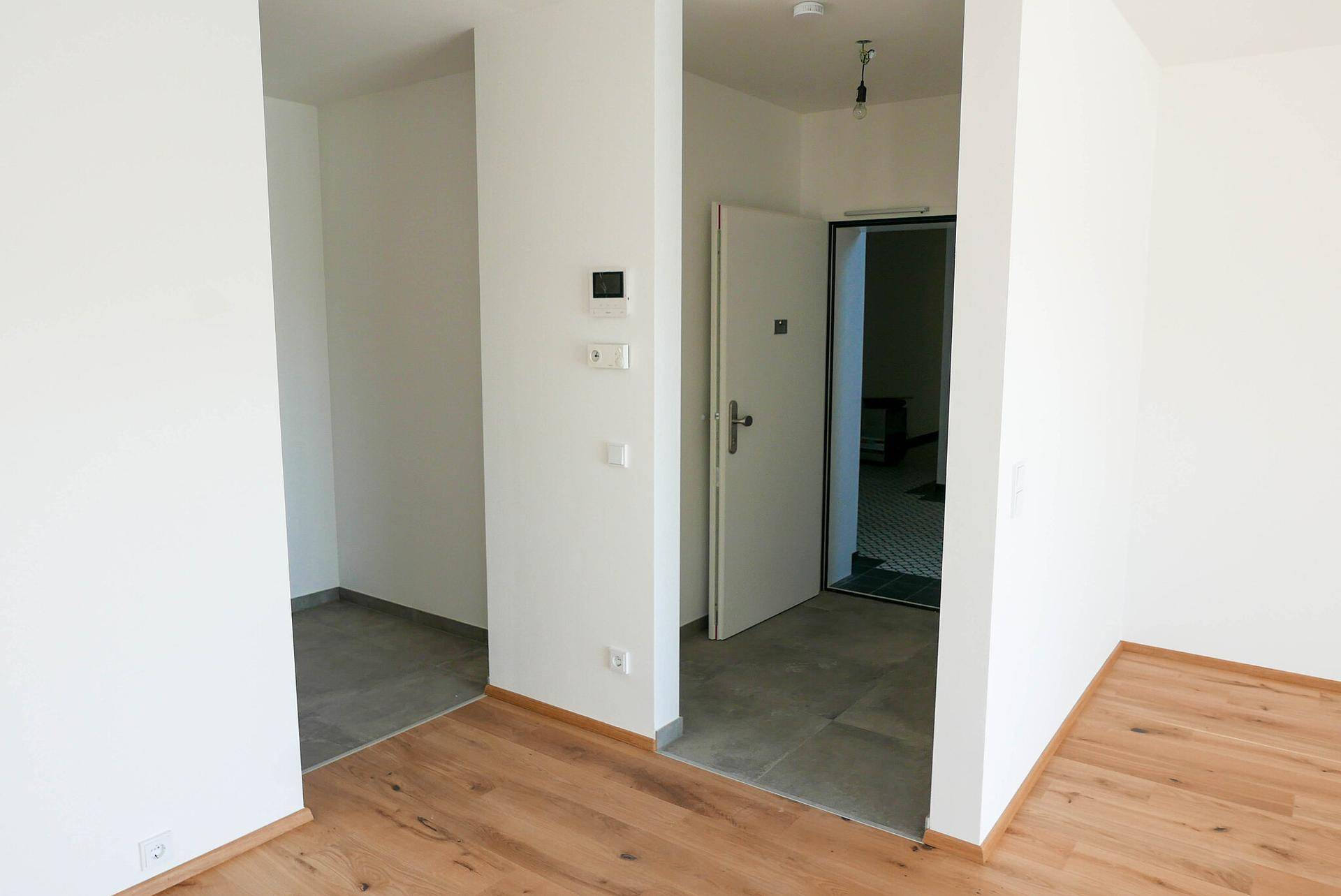 Eingangsbereich mit Fliesenboden und Zugang zu verschiedenen Räumen der Wohnung.
