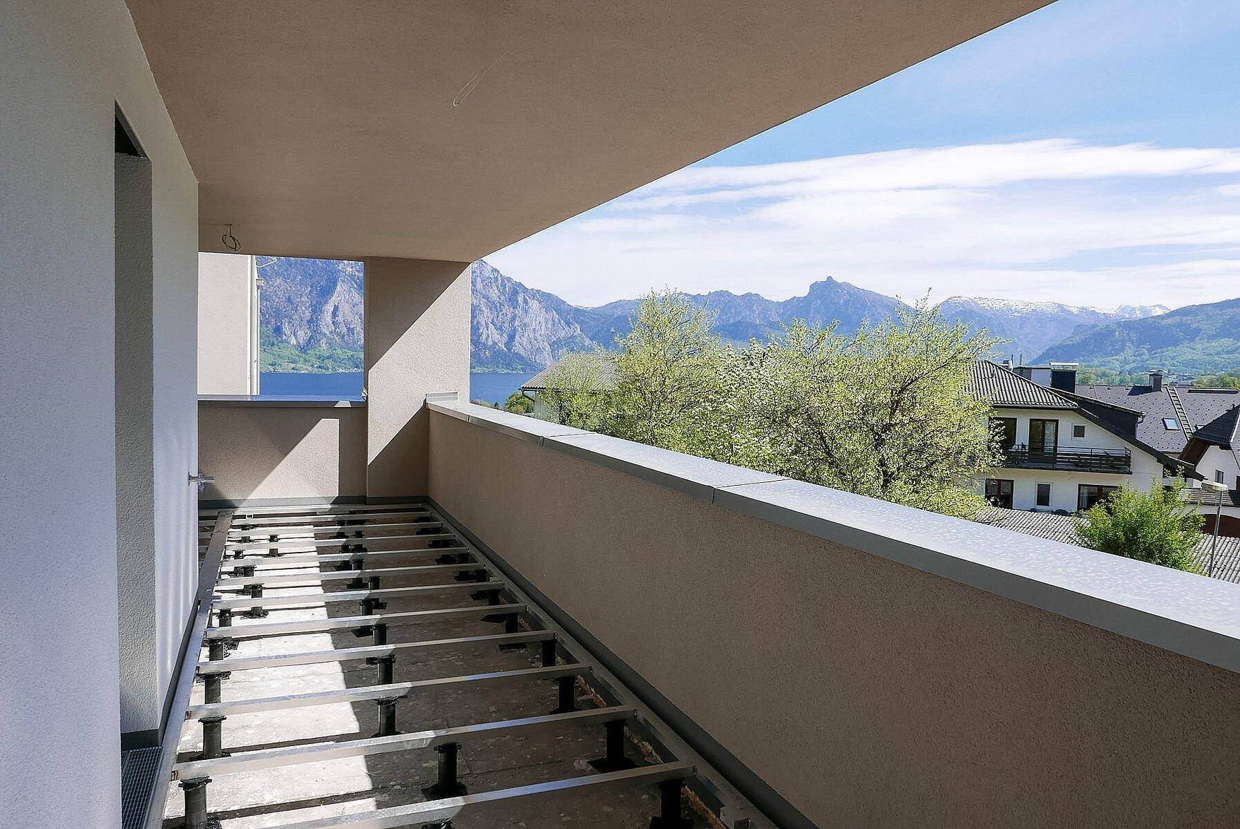 Im Bau befindlicher Balkon mit beeindruckendem Blick auf die umliegende Natur und den See.