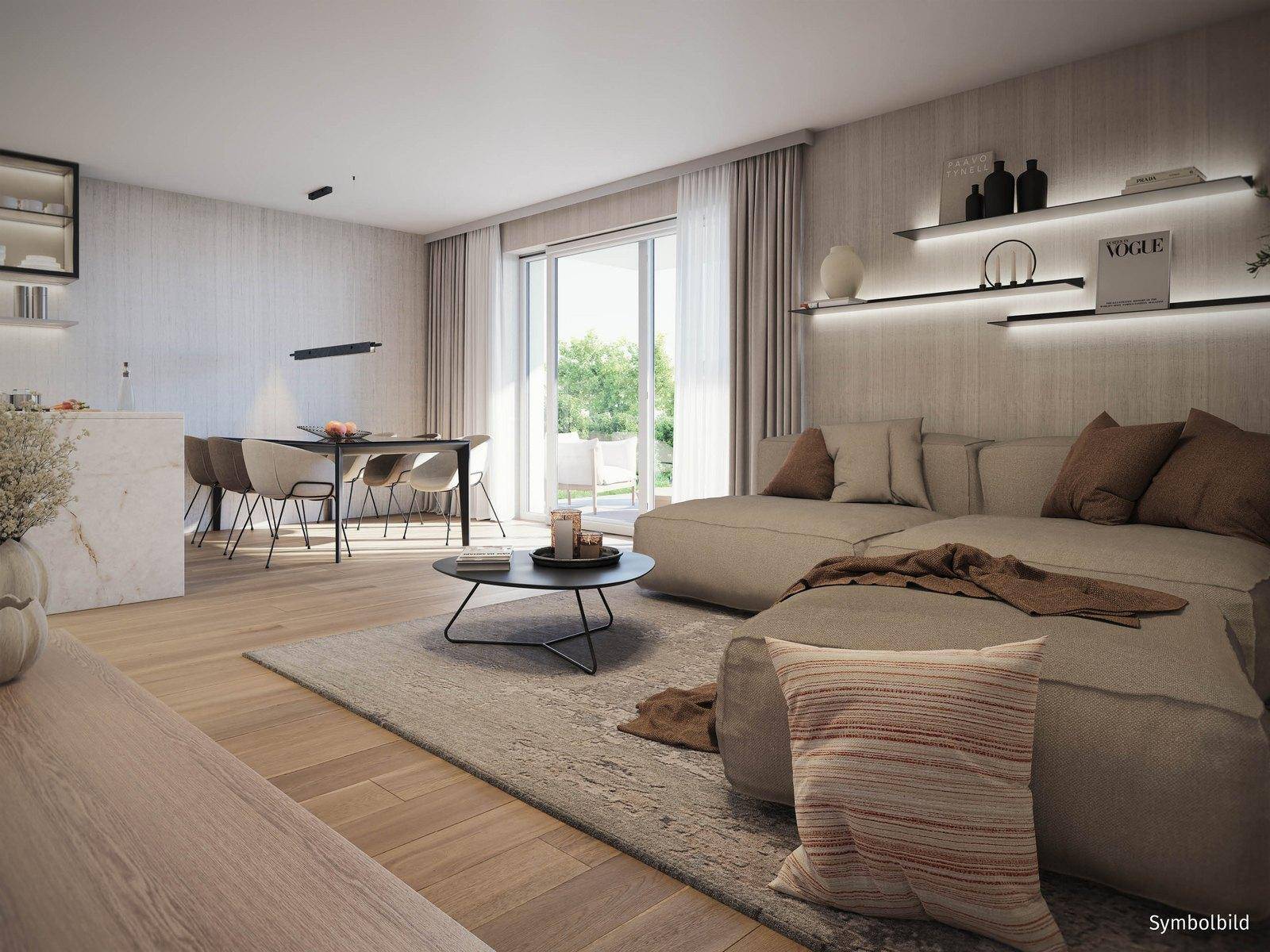 Geräumiger Wohnbereich mit beigem Sofa, Holzboden und modernen Regalen.