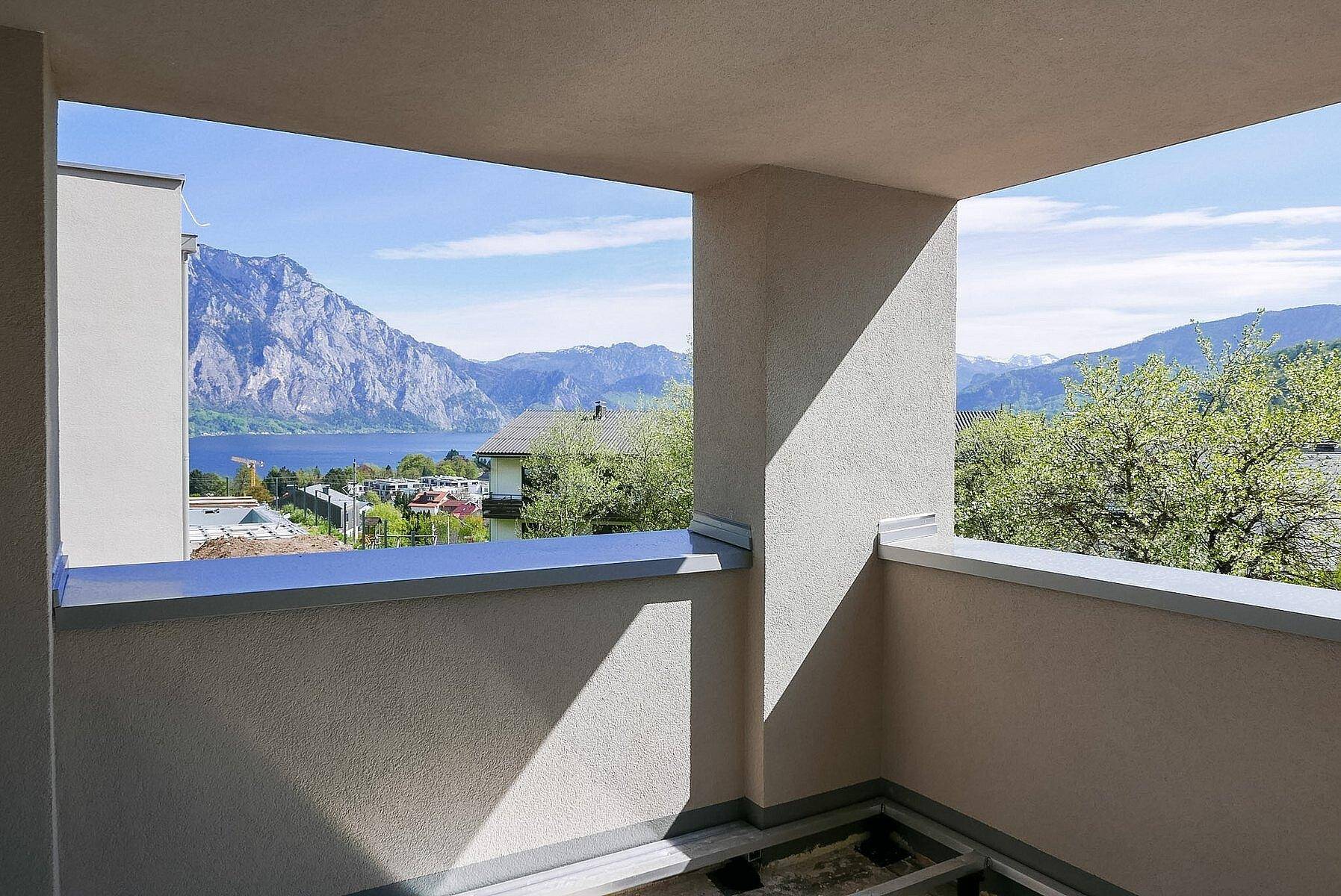 Balkon im Bau mit unverbaubarem Blick auf den See und die majestätischen Berge.