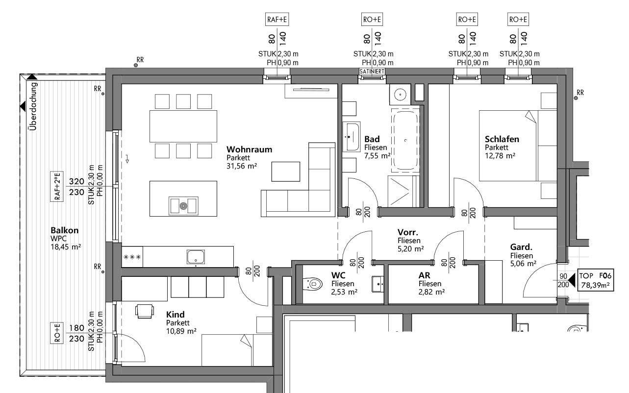 Detaillierter Grundriss einer Wohnung mit offenem Wohnbereich, Schlafzimmer, Kinderzimmer und großem Balkon.