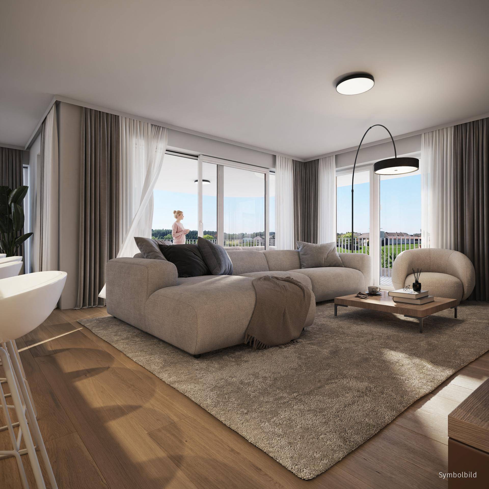 Helles, modernes Wohnzimmer mit großem Sofa, Holzboden und Zugang zu einem Balkon.