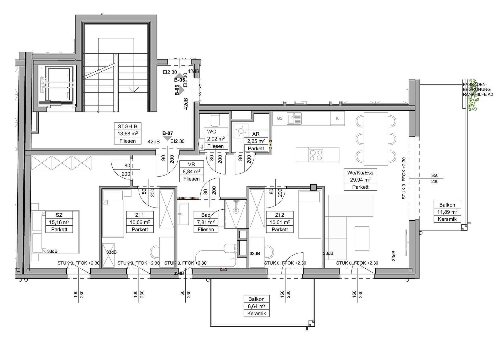 Detaillierter Grundriss einer Wohnung mit zwei Balkonen, offenem Wohnbereich und drei Zimmern, inklusive Aufzug.