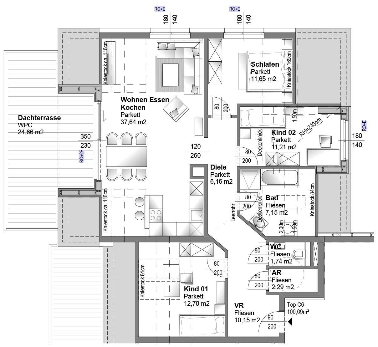 Detaillierter Grundriss einer Wohnung mit Dachterrasse, Wohn-Essbereich und mehreren Zimmern.