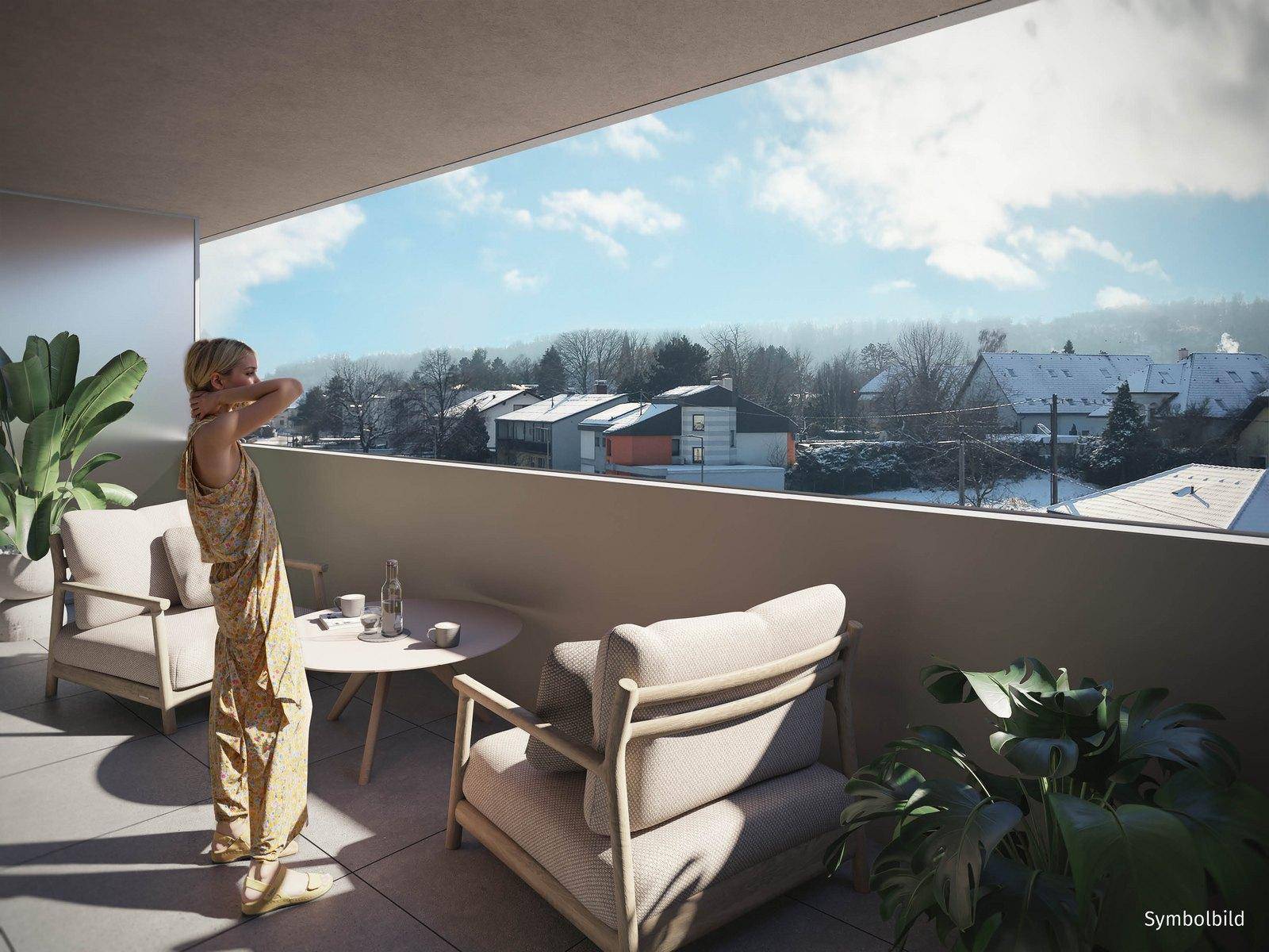 Sonnenverwöhnter Balkon mit bequemen Möbeln und weitem Blick über eine verschneite Landschaft.