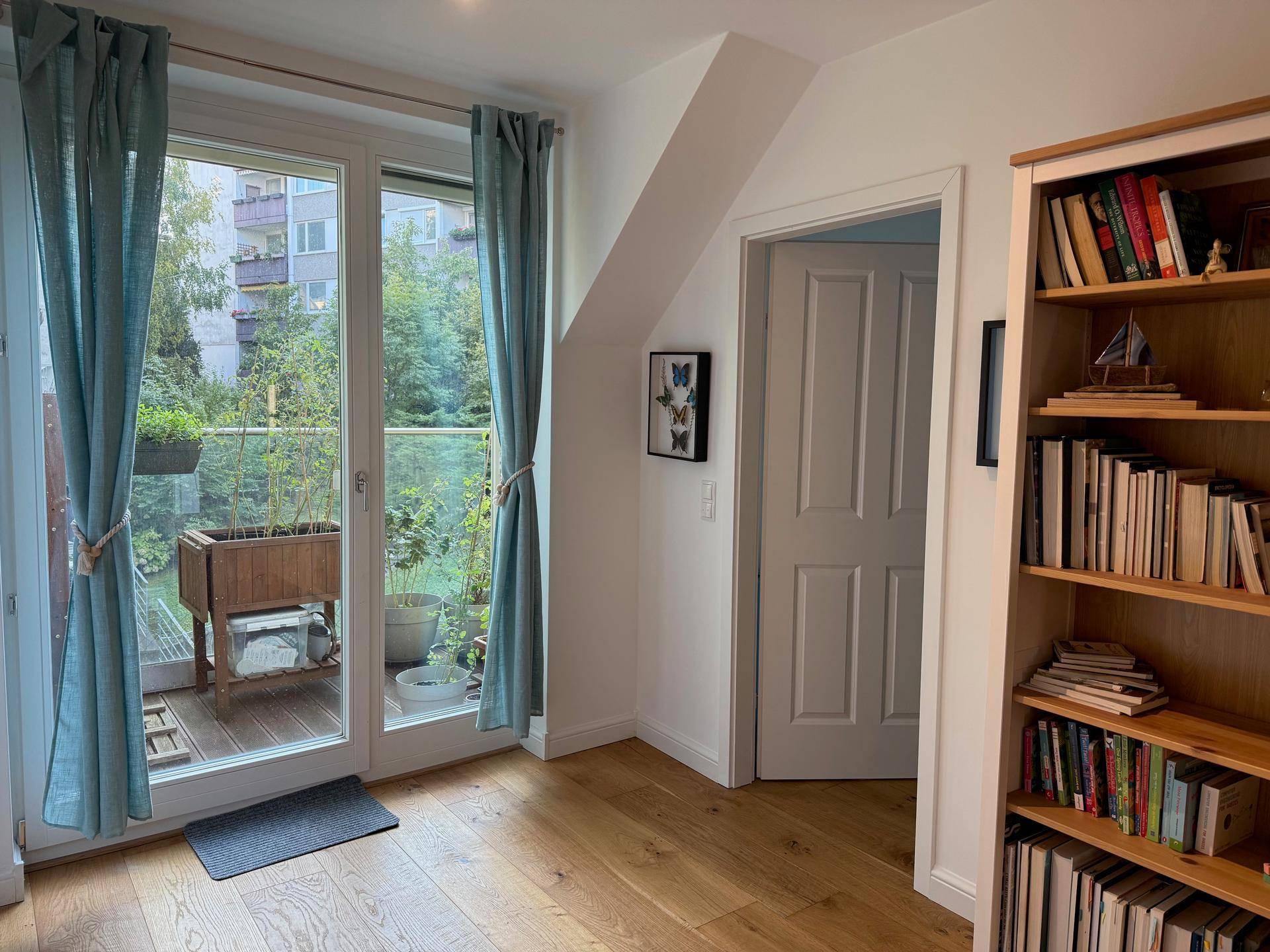 Gemütlicher Balkon mit Pflanzen, Hängematte und Blick ins Grüne.