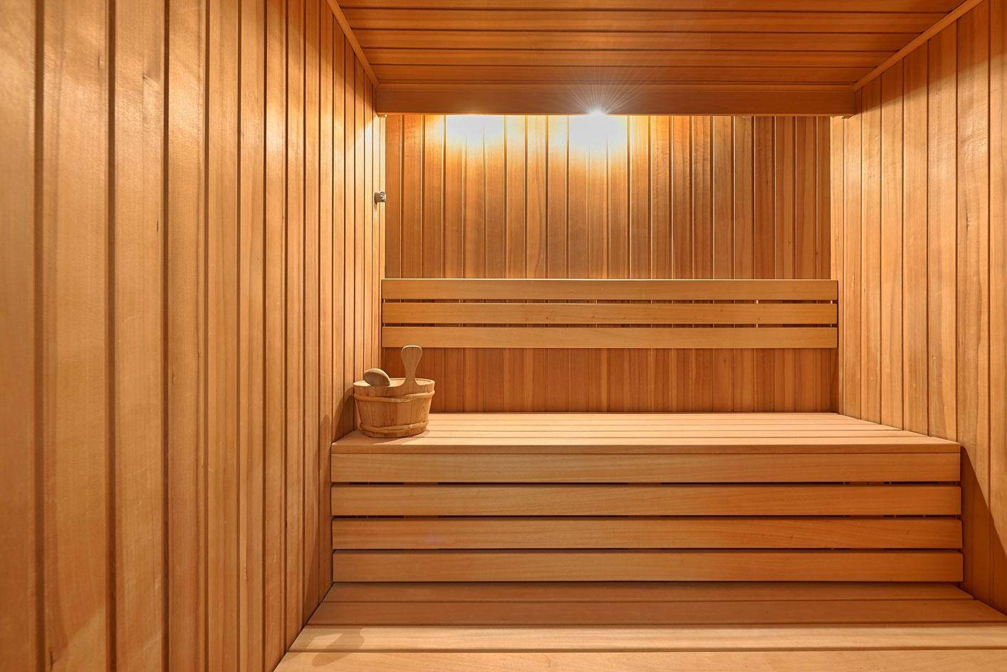 Gemütliche Sauna mit Holzverkleidung und Sitzbänken für Entspannung.