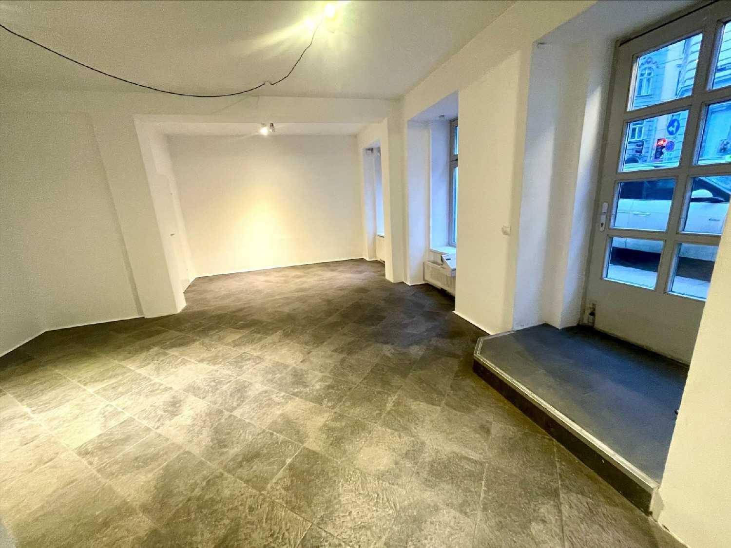 Leerer Geschäftsraum mit Fliesenboden und Eingangstür, bietet vielseitige Nutzungsmöglichkeiten.