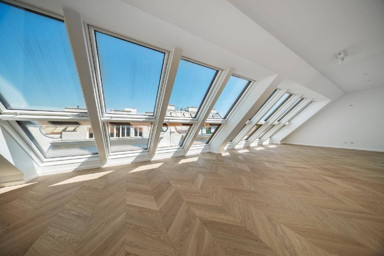Detailansicht der großen Dachfenster, die einen weiten Blick über die umliegenden Dächer bieten.