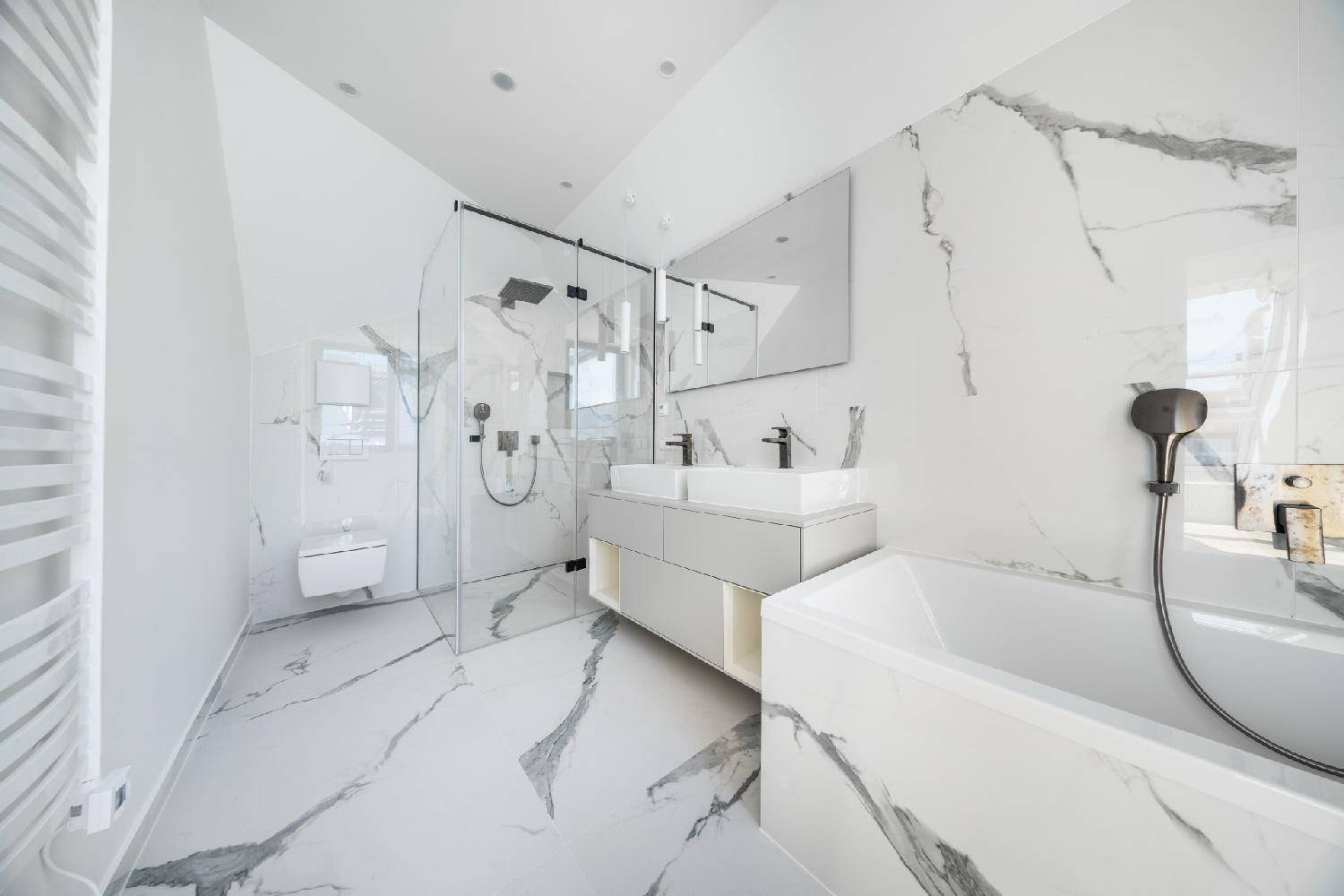 Luxuriöses Badezimmer mit Marmorfliesen, Doppelwaschbecken, begehbarer Dusche und moderner Badewanne.