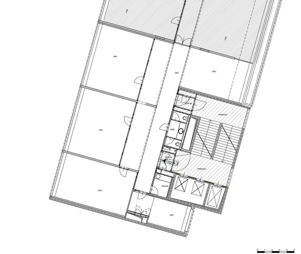 Grundrissplan einer Etage mit mehreren Räumen, Sanitärbereichen und einem Treppenhaus.