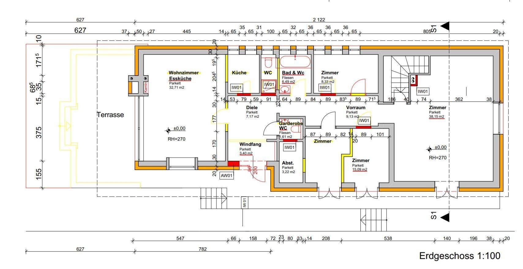 Grundriss des Erdgeschosses mit Wohnzimmer, Küche, drei Zimmern und Terrasse.
