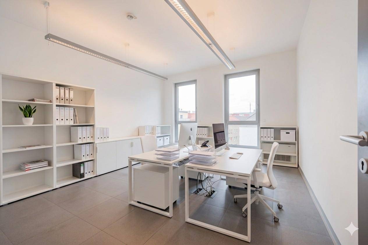 Modernes und helles Büro mit weißen Schreibtischen, Regalen und großen Fenstern, ausgestattet mit Fliesenboden.