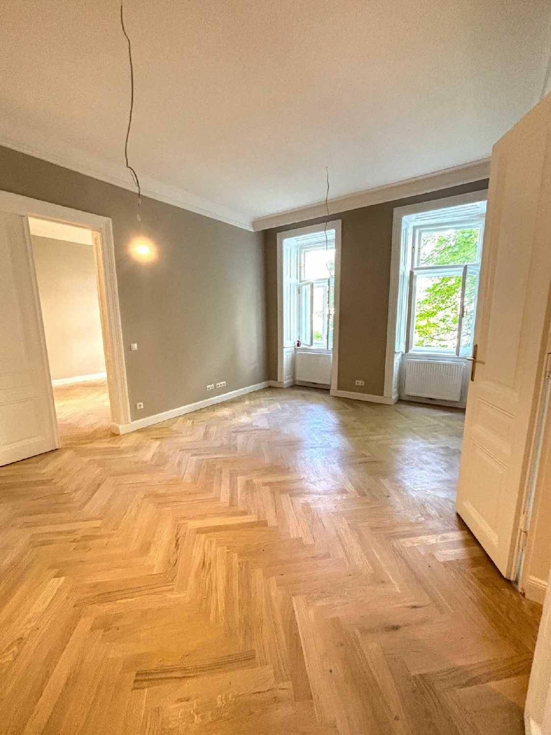 Stilvolle, neu sanierte Altbauwohnung mit Loggia im Servitenviertel - Mehr