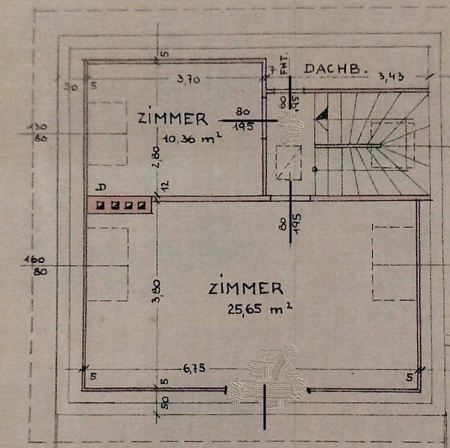 Grundriss des Dachgeschosses mit zwei Zimmern und Dachschrägen.