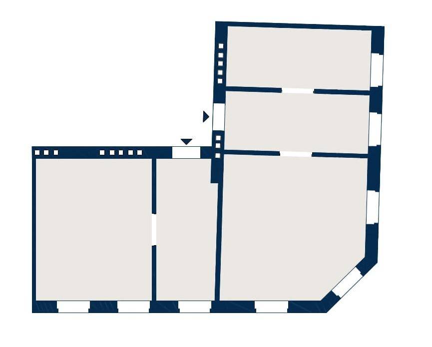 Einfacher Grundriss einer Wohnung mit mehreren Räumen und Fenstern.