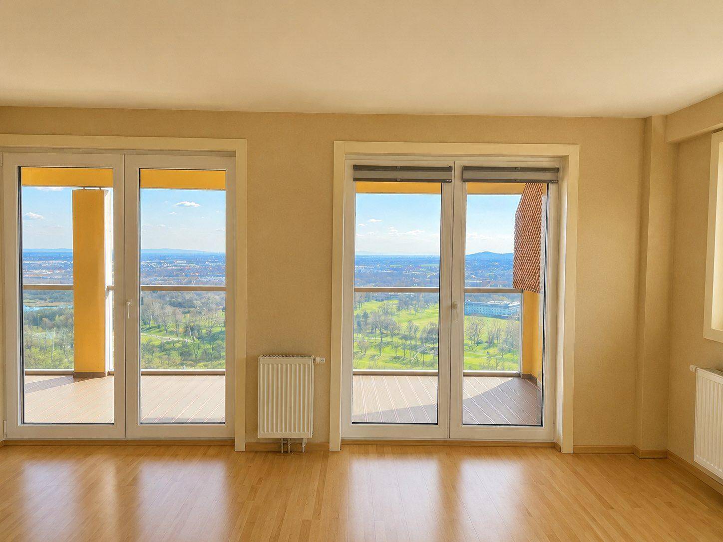 Großzügige Fensterfronten im Wohnbereich bieten einen weiten Blick über die Landschaft und die Stadt.