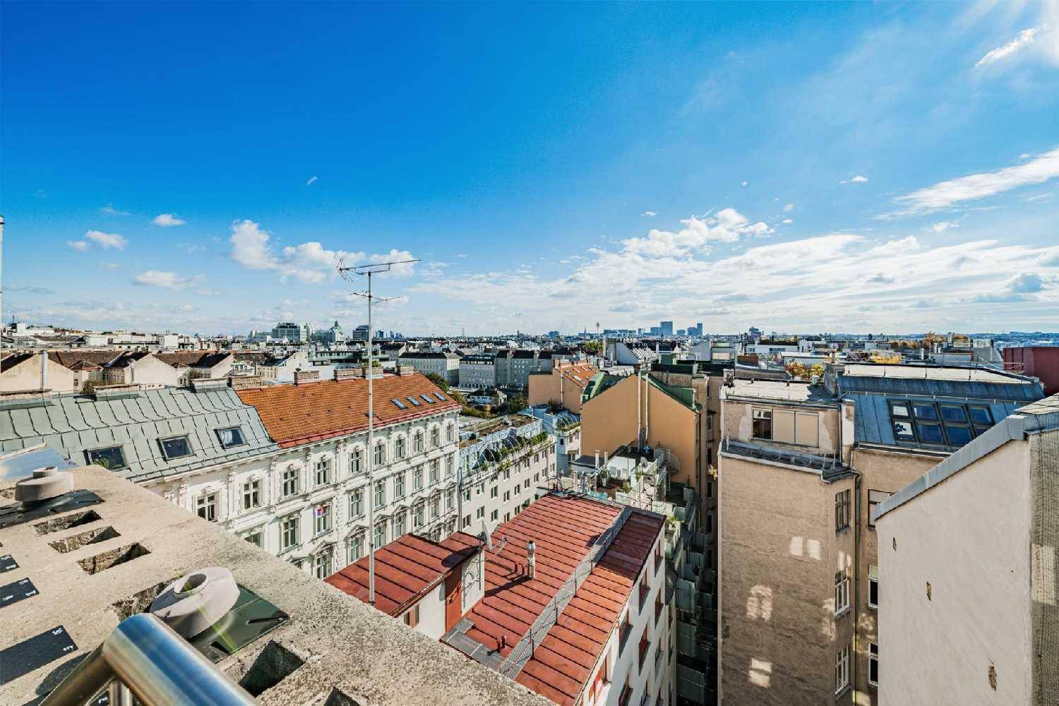 Panoramablick über die Dächer der Stadt unter strahlend blauem Himmel.