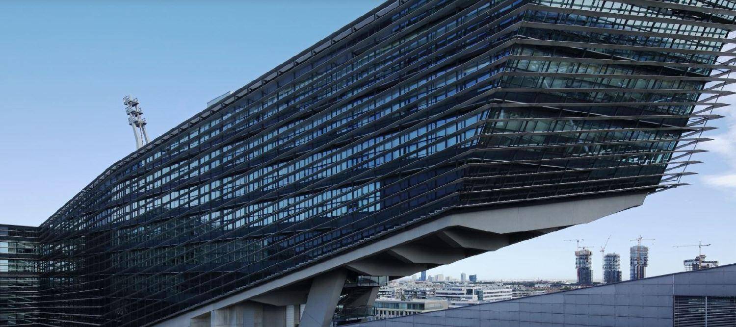 Beeindruckendes modernes Bürogebäude mit einer markanten Glasfassade und einzigartiger Architektur.