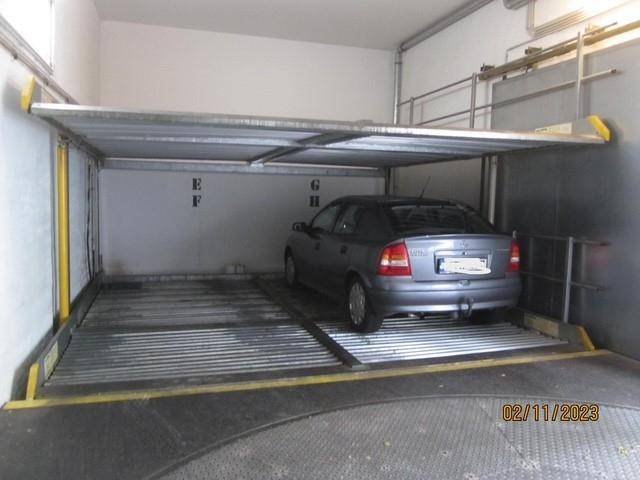 Duplex-Parksystem in einer Tiefgarage mit einem geparkten Fahrzeug.